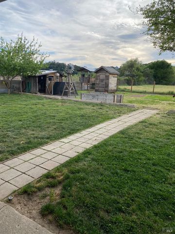 921 Valley Dr, Cloverdale, CA 95425