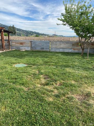 921 Valley Dr, Cloverdale, CA 95425