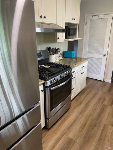 921 Valley Dr, Cloverdale, CA 95425