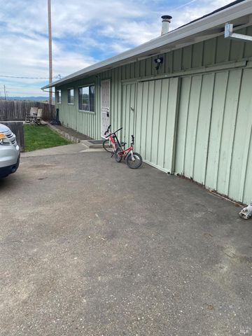 921 Valley Dr, Cloverdale, CA 95425