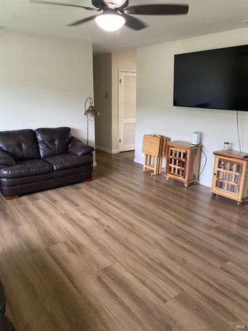 921 Valley Dr, Cloverdale, CA 95425