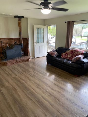 921 Valley Dr, Cloverdale, CA 95425