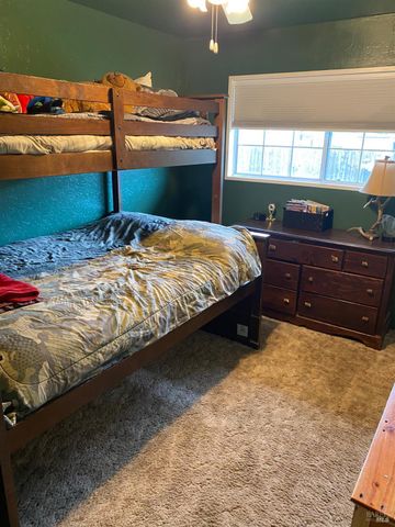 921 Valley Dr, Cloverdale, CA 95425