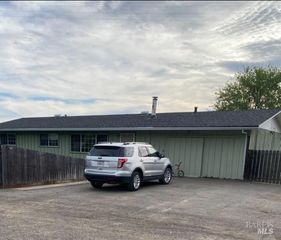 921 Valley Dr, Cloverdale, CA 95425