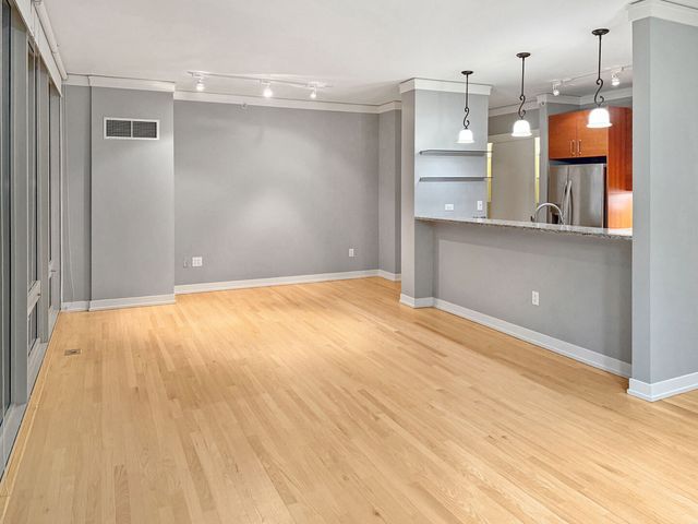 1570 Elmwood Avenue 1111, Evanston, IL 60201