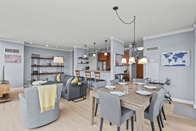 1570 Elmwood Avenue 1111, Evanston, IL 60201