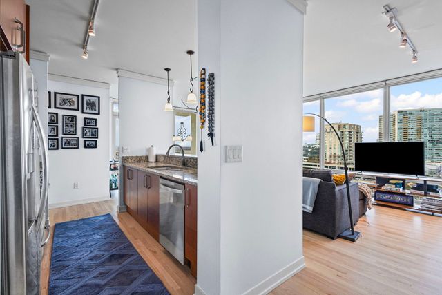 1570 Elmwood Avenue 1111, Evanston, IL 60201