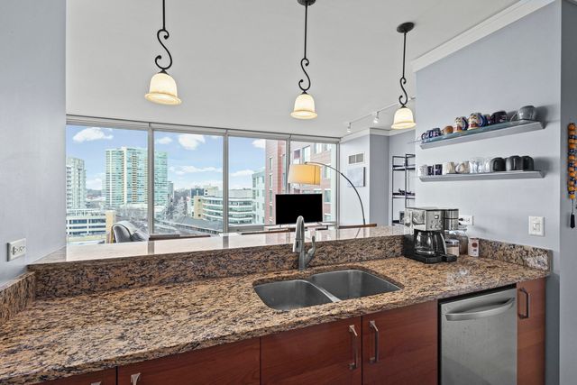 1570 Elmwood Avenue 1111, Evanston, IL 60201