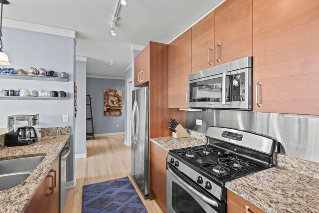 1570 Elmwood Avenue 1111, Evanston, IL 60201