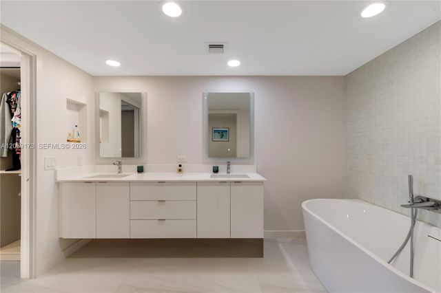 3100 NE 47th Court 13, Fort Lauderdale, FL 33308