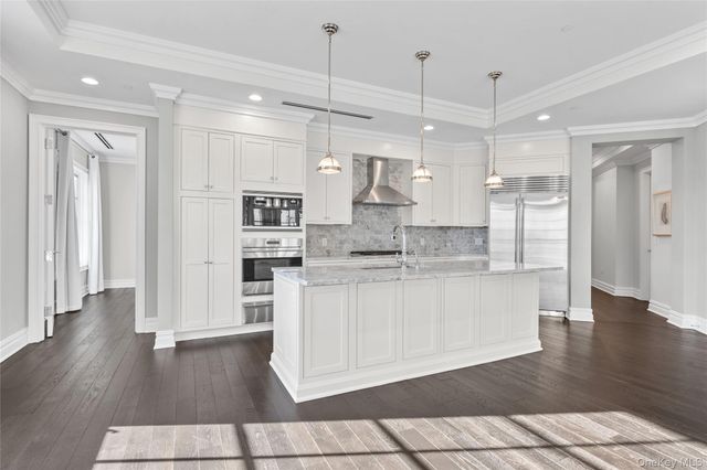 5000 Royal Court 5114, North Hills, NY 11040