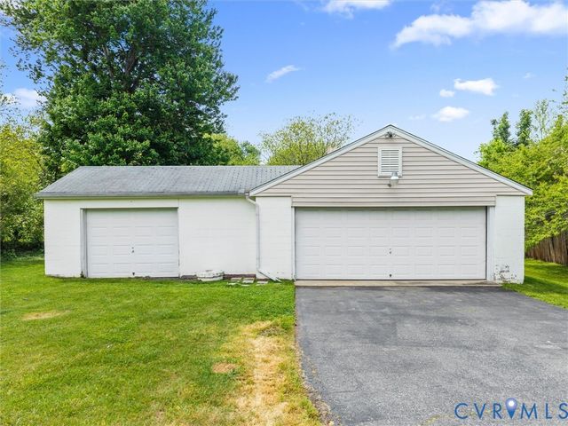 19604 Woodpecker Rd, South Chesterfield, VA 23803