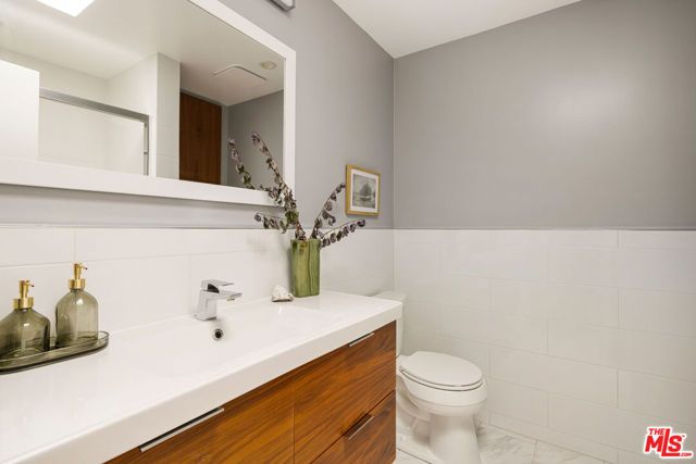 2147 N Beachwood Drive 5, Los Angeles, CA 90068