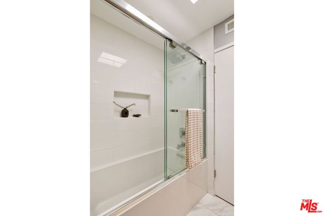 2147 N Beachwood Drive 5, Los Angeles, CA 90068