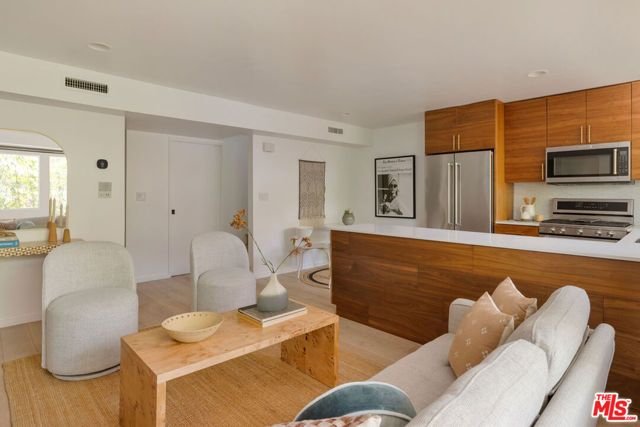 2147 N Beachwood Drive 5, Los Angeles, CA 90068