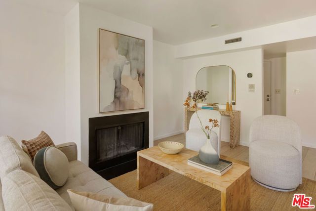 2147 N Beachwood Drive 5, Los Angeles, CA 90068