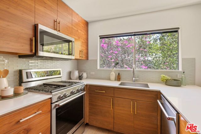 2147 N Beachwood Drive 5, Los Angeles, CA 90068