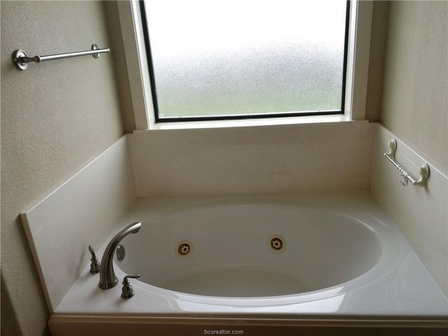 3800 Dove Hollow Lane, College Station, TX 77845