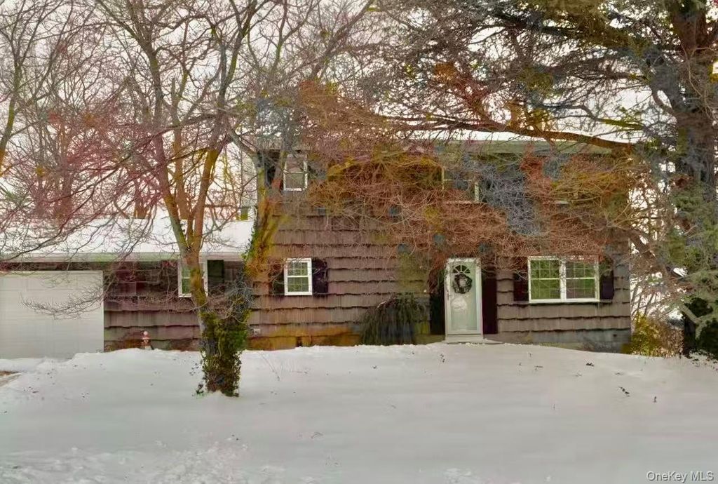 16 Ave J, Ronkonkoma, NY 11779