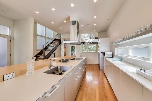 1475 W Superior Avenue 1, Chicago, IL 60647