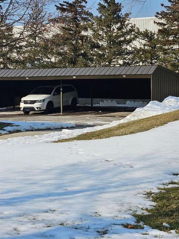 2731 Roundtree Drive, Troy, MI 48083