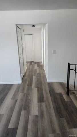 2731 Roundtree Drive, Troy, MI 48083