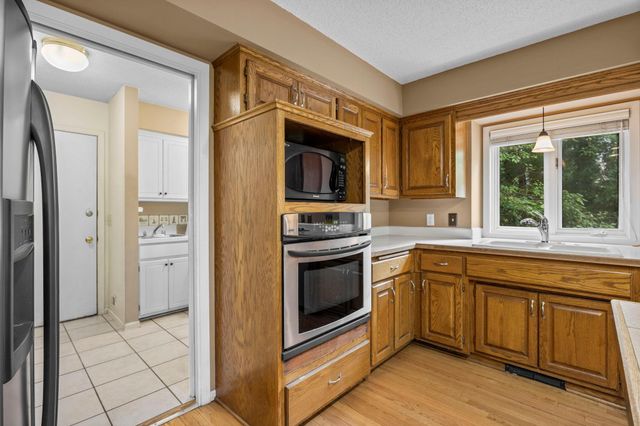 15588 Canyon Ridge, Eden Prairie, MN 55347