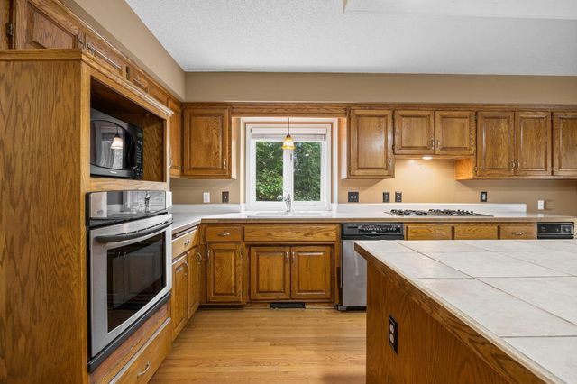15588 Canyon Ridge, Eden Prairie, MN 55347