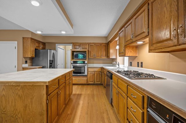 15588 Canyon Ridge, Eden Prairie, MN 55347