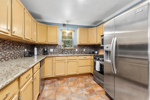 114 Grand Avenue, Bacliff, TX 77518