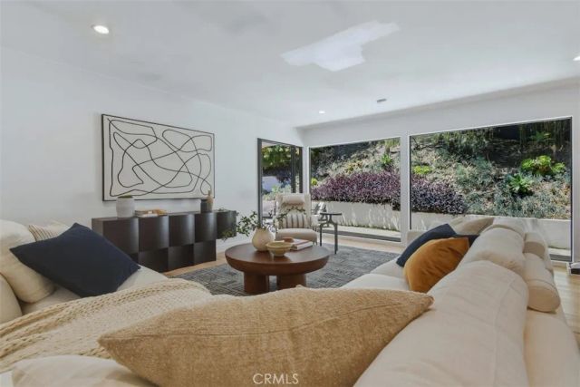3901 Ventura Canyon Avenue, Sherman Oaks, CA 91423