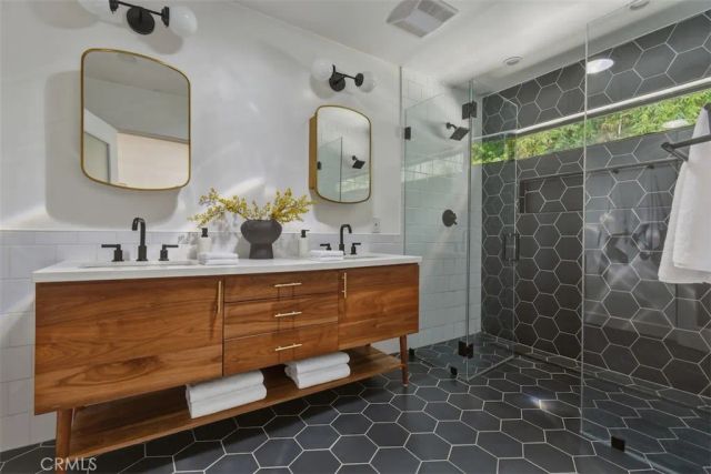 3901 Ventura Canyon Avenue, Sherman Oaks, CA 91423