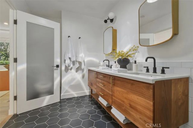 3901 Ventura Canyon Avenue, Sherman Oaks, CA 91423