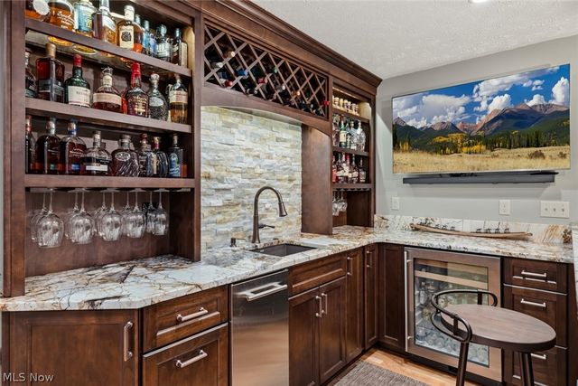 652 Treeside Lane, Avon Lake, OH 44012