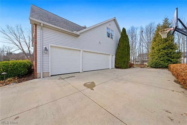 652 Treeside Lane, Avon Lake, OH 44012