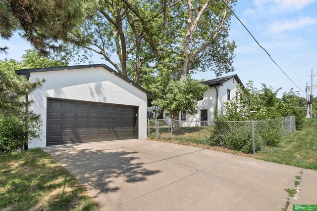 2330 S 90th Street, Omaha, NE 68124
