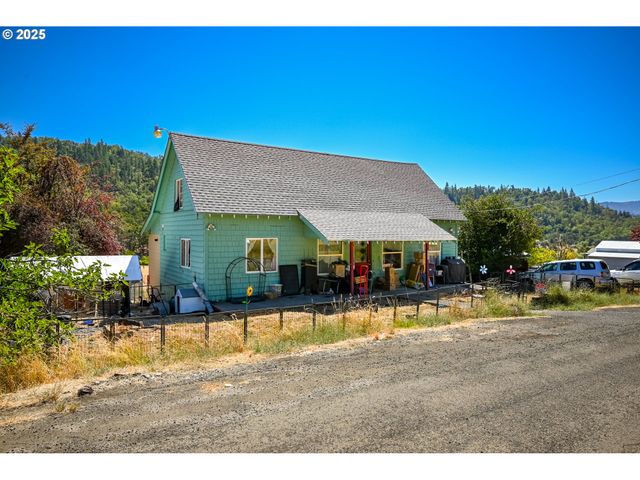 1745 Rifle Range Rd, Roseburg, OR 97470