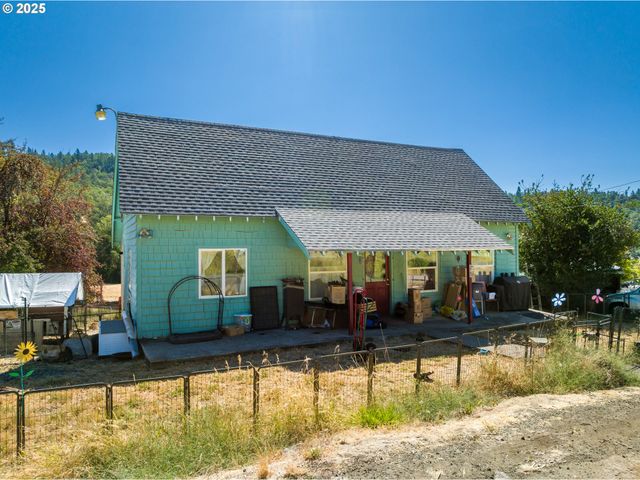 1745 Rifle Range Rd, Roseburg, OR 97470