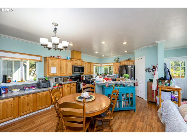 1745 Rifle Range Rd, Roseburg, OR 97470