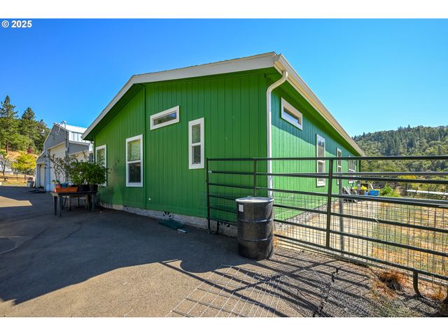 1745 Rifle Range Rd, Roseburg, OR 97470