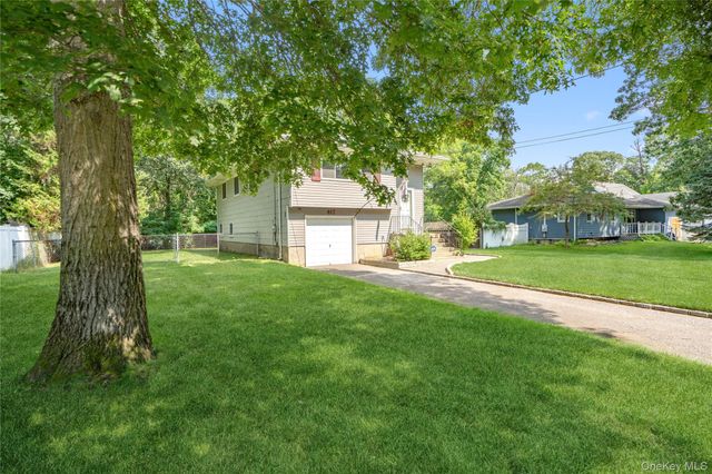 417 Winters Drive N, Mastic, NY 11950