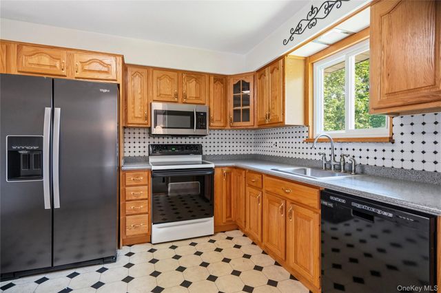 417 Winters Drive N, Mastic, NY 11950