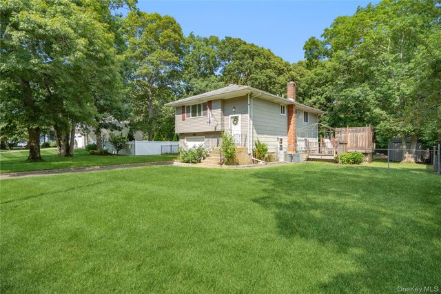 417 Winters Drive N, Mastic, NY 11950