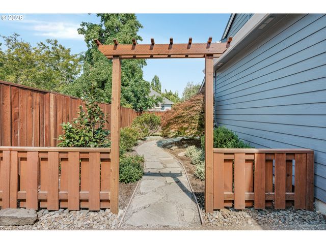 16331 Sw HOOPS Ct, Portland, OR 97223
