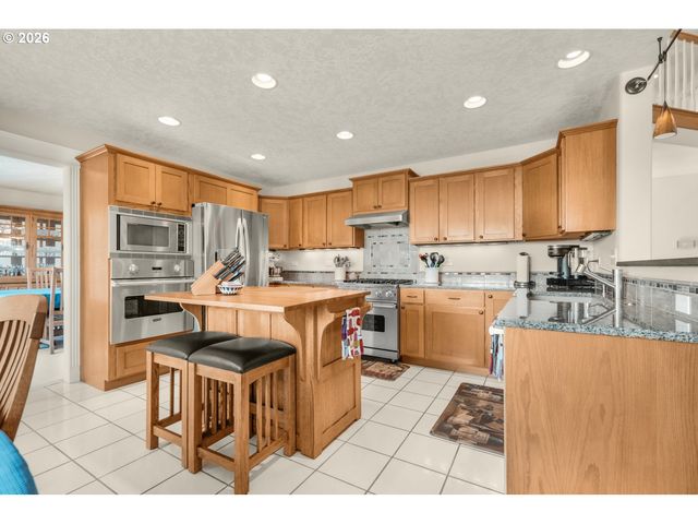 16331 Sw HOOPS Ct, Portland, OR 97223