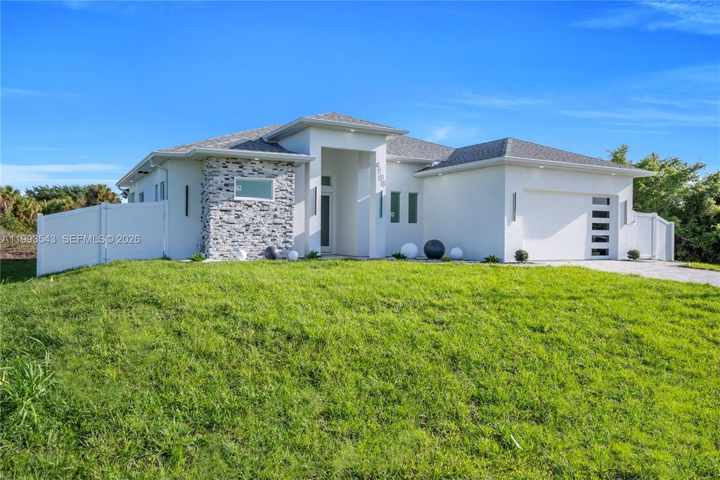 Image 14 of property listing at 4100 15TH ST SW, Lehigh Acres, FL 33976