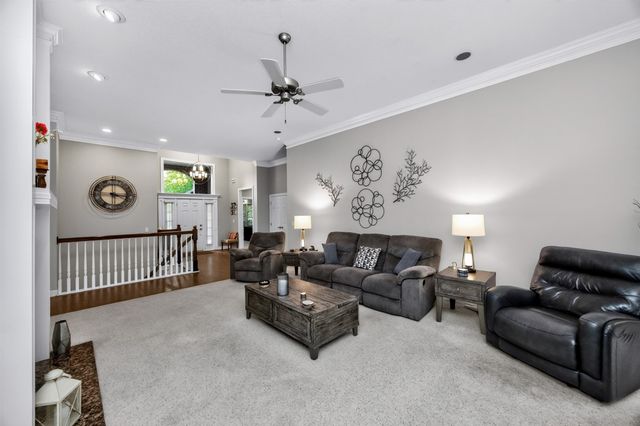9812 Brookview Drive, Urbandale, IA 50322