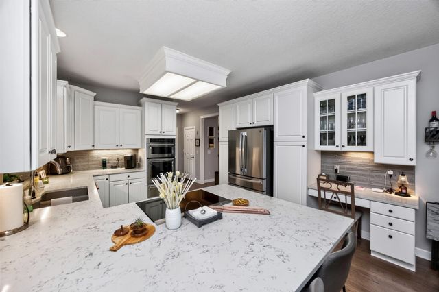 9812 Brookview Drive, Urbandale, IA 50322