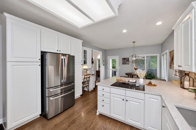 9812 Brookview Drive, Urbandale, IA 50322