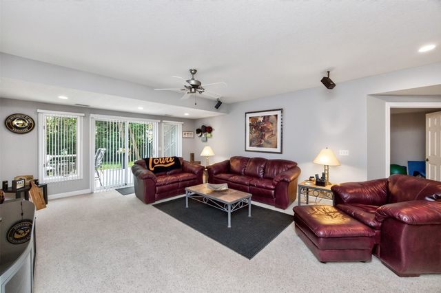 9812 Brookview Drive, Urbandale, IA 50322